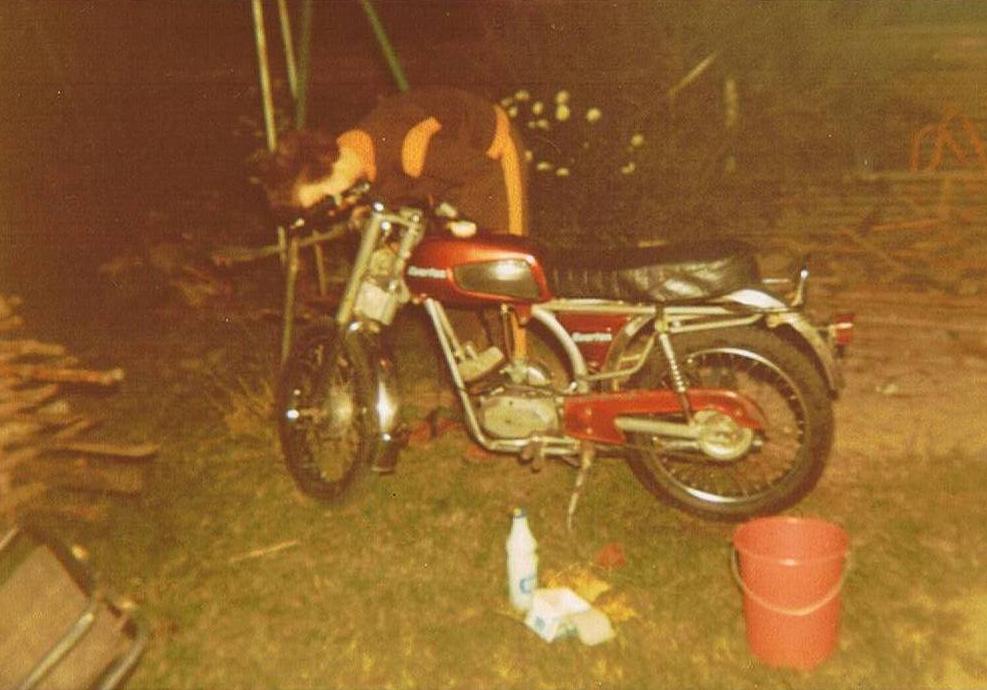Samme som forgående, men her er den ved at blive vasket. Mig selv i moderigtig træningsdragt. (GYS).<br />Billedet er fra sommeren 1977.